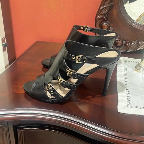 Guess Shoes - Women’s Sandles Guess 4 in Heel BlackSize:9